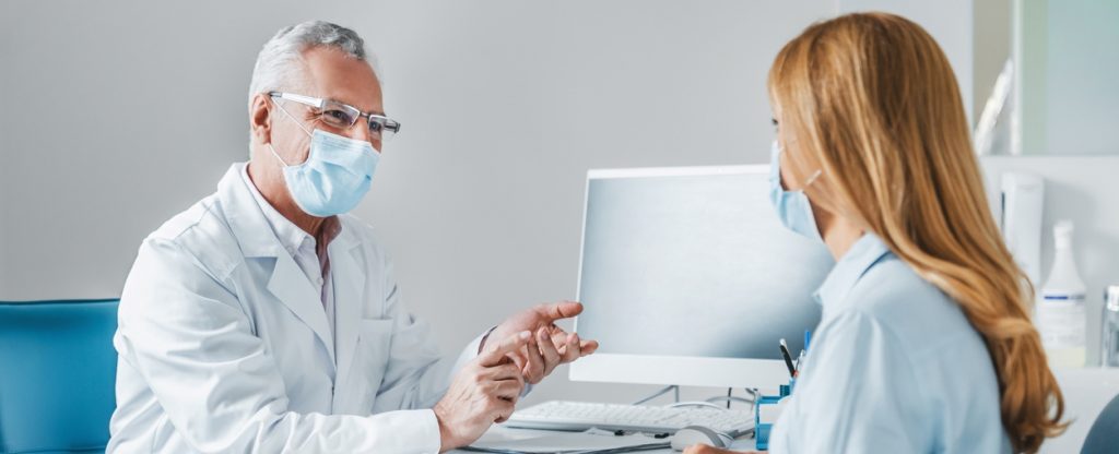 Die Impfung ist der beste Schutz gegen COVID-19. Doch für über drei Millionen Menschen gilt: Sie funktioniert aufgrund ihres Gesundheitszustands entweder nur unzureichend oder gar nicht. Eine Lösung sind monoklonale Antikörper. Foto: ©iStock.com/Inside Creative House