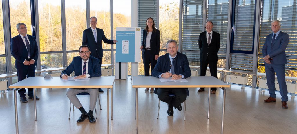Die Partner des „Bayerischen Pharmagipfels“ haben eine gemeinsame Erklärung unterzeichnet. Es geht um eine bessere und sichere Arzneimittelversorgung. Foto: © StMWi/E. Neureuther.