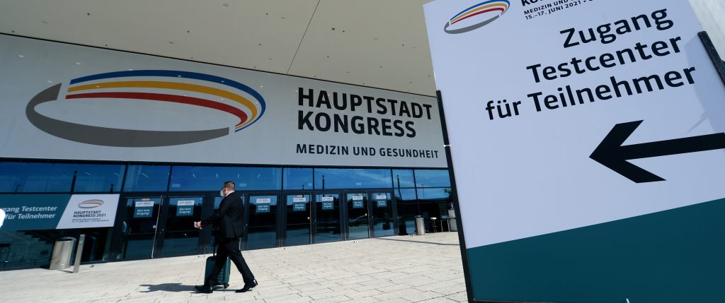 Medizinischer Fortschritt „Made in Germany“: Gewollt  ermöglicht und erreichbar? Über diese Frage diskutierten beim Hauptstadtkongress eine Professorin für Immunonkologie  ein Vorstandsmitglied von Bayer und der CEO von CureVac. Foto: ©WISO/Susanne Schmidt-Dominé