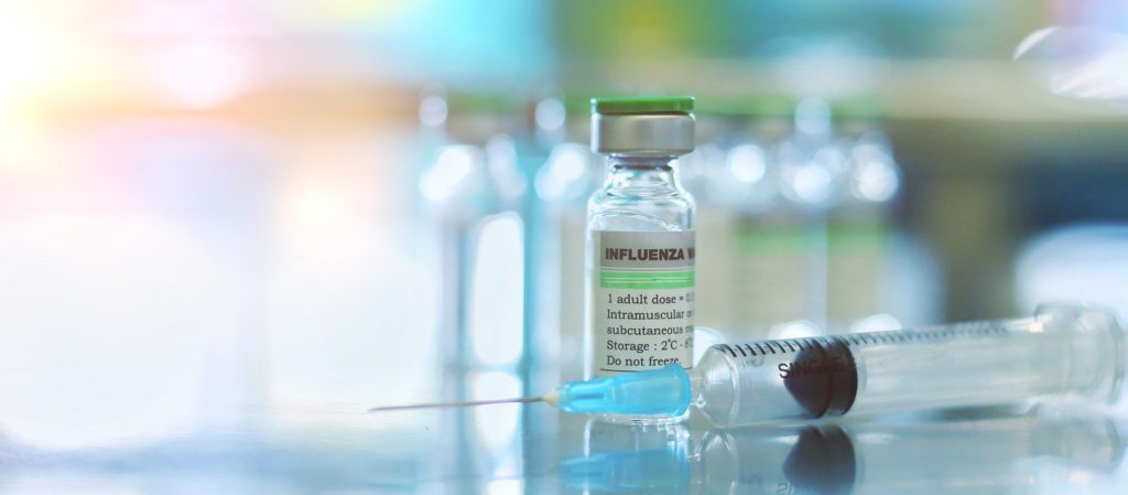 Angesichts der COVID-19-Pandemie fordern viele eine Ausweitung der Grippe-Impfempfehlung für die gesamte Bevölkerung. Impfstoffexperten warnen. Foto: ©iStock.com/Amornrat Phuchom