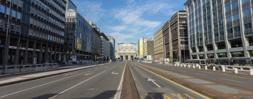 Die Welt im Ausnahmezustand: Noch immer gibt es Menschen die das Ganze für übertrieben halten. Dabei ist die Strategie jede einzelne Infektion zu verhindern alternativlos. Ein Kommentar von Florian Martius. Foto aus Mailand Italien: © iStock.com/Alecamera90