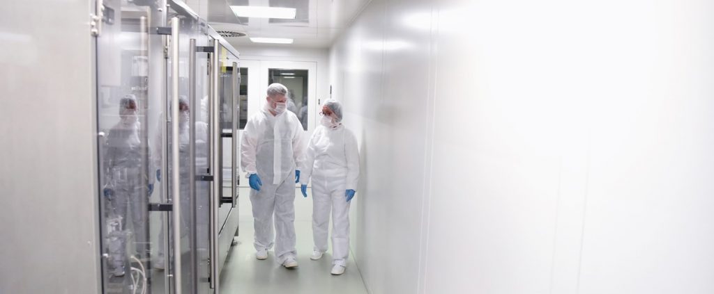 Eine Welt nach der Pandemie wird es nur mit Impfstoffen und Arzneimitteln geben. Deshalb ist es gut dass es eine erfolgreich operierende forschende Pharmaindustrie gibt. Foto: ©iStock.com/industryview