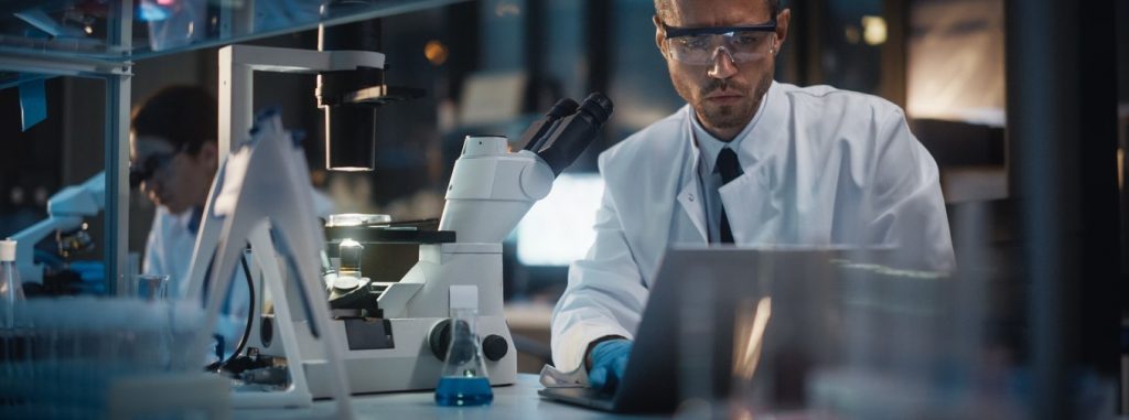 Wie ein Corona-Impfstoff zum Innovationsturbo werden kann – darüber diskutierten Fachleute beim vfa-Herbstsymposium. Foto: ©iStock.com/gorodenkoff