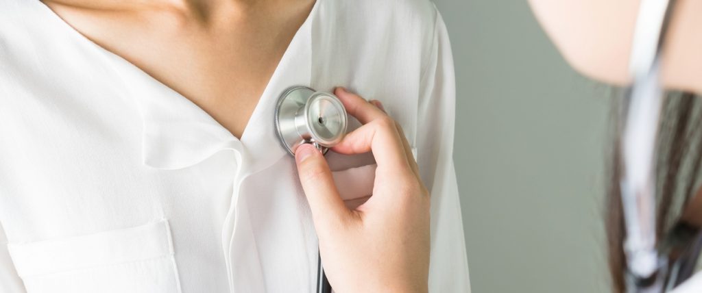 Eine große  in den USA durchgeführte Studie zeigt auch ein Jahr nach einer COVID-19-Erkrankung ein hohes Risiko für Herzinfarkte und Schlaganfälle. Foto: ©iStock.com/Sitthiphong