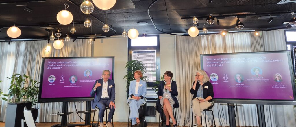 Unter dem Titel „VORschung voraus – Gesundheit2030: Wie Innovation Leben, Forschung und Standort stärkt“ lud AstraZeneca Deutschland zu einem Medienevent ein. Im Fokus der Debatten: die aktuellen Sparpläne der Gesundheitspolitik.