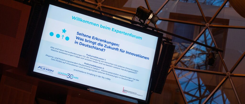 Bei der Behandlung von seltenen Erkrankungen ist in den vergangenen Jahren viel passiert. Doch der soll jetzt der Hahn abgedreht werden. Expert:innen sind alarmiert. Foto: ©Alexion