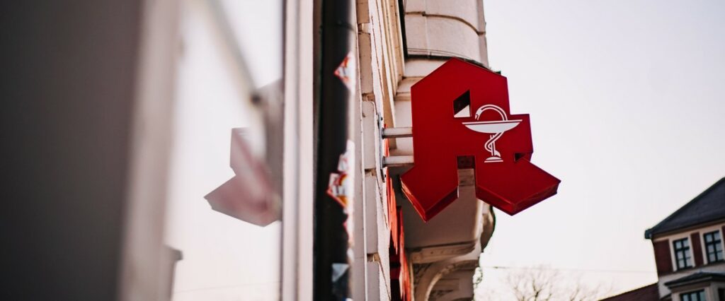 Apothekerin Sabine Gnekow aus Hamburg impft gegen Corona und Grippe. Das Angebot wird gut angenommen. Ein Interview. Foto: ©iStock.com/caughtinthe