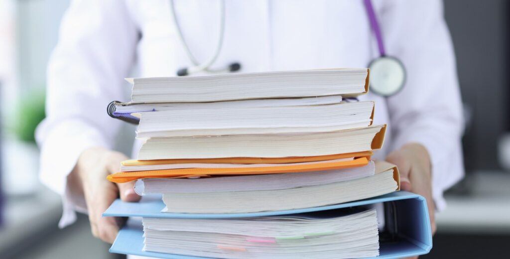 Aus einer Unternehmensbefragung des Instituts der Deutschen Wirtschaft geht hervor: Industrien wie Pharma sind „durch staatliche Bürokratie“ nach wie vor „hoch belastet“. Was muss sich ändern? Foto: ©iStock.com/megaflopp