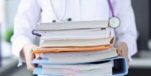 Aus einer Unternehmensbefragung des Instituts der Deutschen Wirtschaft geht hervor: Industrien wie Pharma sind „durch staatliche Bürokratie“ nach wie vor „hoch belastet“. Was muss sich ändern? Foto: ©iStock.com/megaflopp