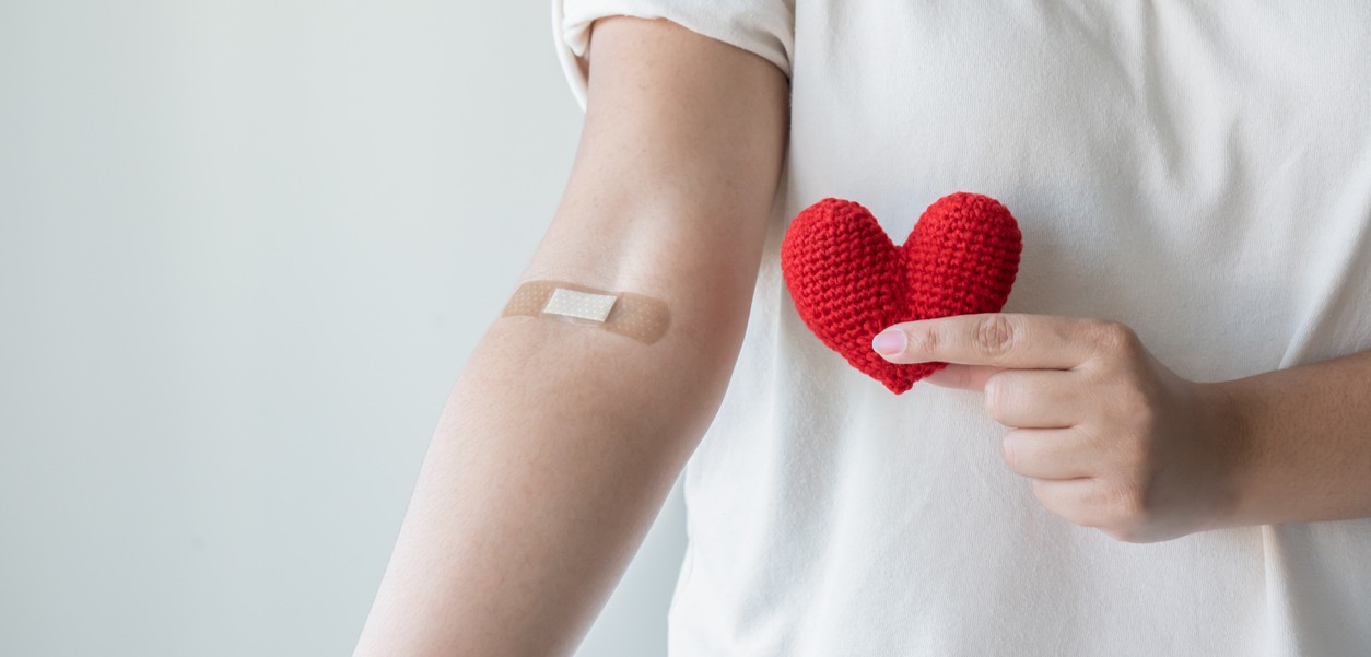 Es vergeht kein Tag in Deutschland, an dem nicht Blut und Blutplasma gebraucht wird – etwa für die Behandlung schwerer Krankheiten oder bei Operationen. Doch nur wenige Menschen spenden Blut. Foto: ©iStock.com/StockerThings
