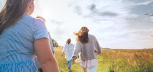 Alexandra Kröber und Vanessa Eichholz moderieren „Akte Leben. Der Pink Ribbon Podcast“. In Folge 3 geht es um klinische Studien. Zu Gast: Antje Mann, die mit metastasiertem Brustkrebs lebt. Symbolfoto: iStock.com / Solovyova