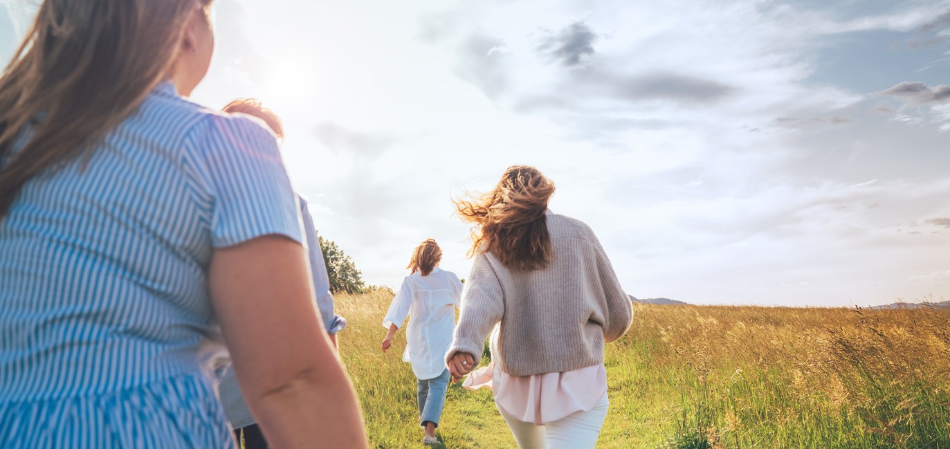 Alexandra Kröber und Vanessa Eichholz moderieren „Akte Leben. Der Pink Ribbon Podcast“. In Folge 3 geht es um klinische Studien. Zu Gast: Antje Mann, die mit metastasiertem Brustkrebs lebt. Symbolfoto: iStock.com / Solovyova