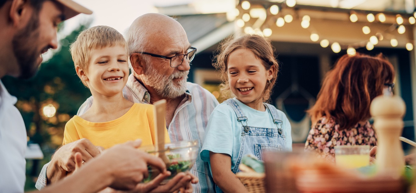 Welche Impfungen sind sinnvoll und sicher, welche nicht? Wissenschaftler:innen werten seit Jahrzehnten Daten zu Nutzen und Risiken aus. Foto: iStock.com / gorodenkoff