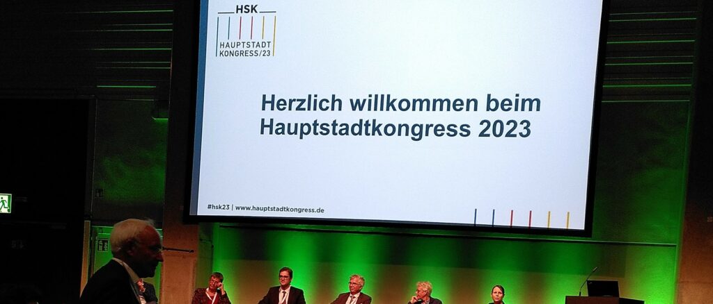„Mehr Fortschritt wagen – viel versprochen, wenig gehalten?“ Auf dem Hauptstadtkongress 2023 diskutierten die Bundestagsparteien über die Bilanz der Regierung in Sachen Gesundheitspolitik. Foto: Pharma Fakten