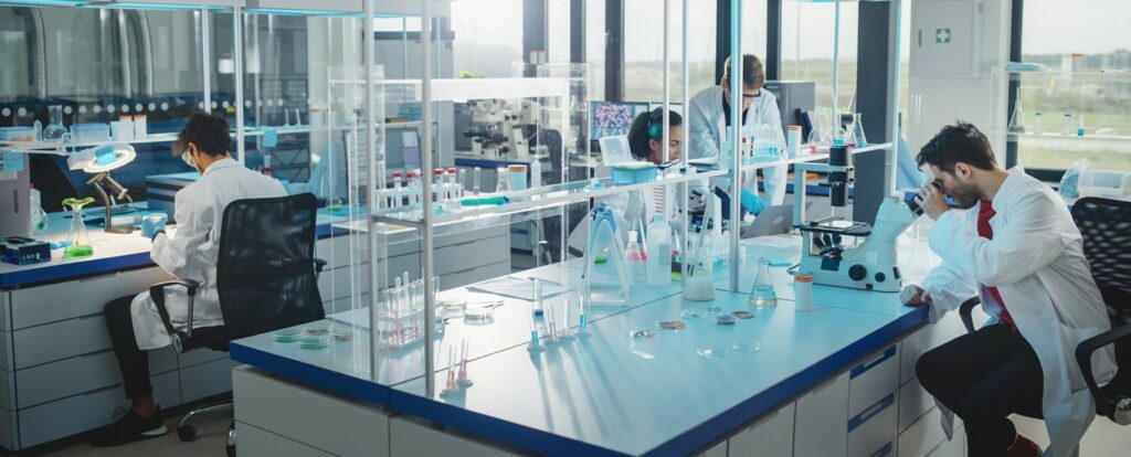 Seit Jahren müssen Pharmaunternehmen einen Herstellerrabatt abführen. Eine Projektion des vfa zeigt: Das kostet Milliarden Euro an Zukunftsinvestitionen. Foto: ©iStock.com/gorodenkoff