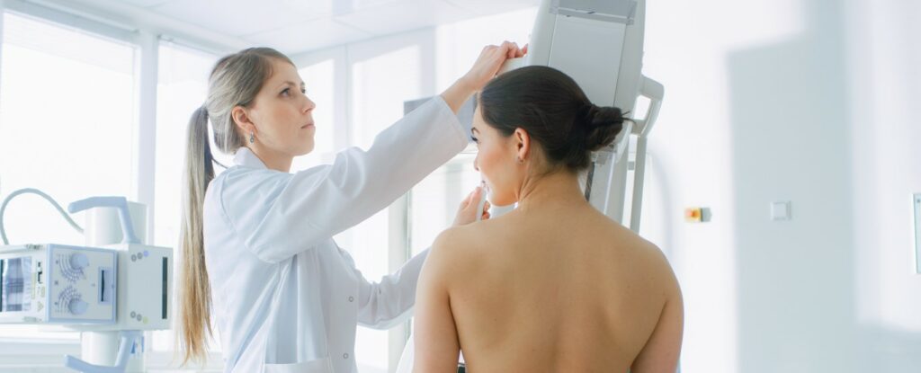 Immer mehr Frauen erkranken relativ früh an Brustkrebs – sie werden aus ihrem jungen Berufs-, Familien- und Sozialleben herausgerissen. Foto: ©iStock.com/gorodenkoff