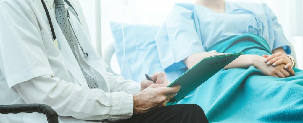 Mehr Mitsprache für Patient:innen bei ihrer Behandlung – dies sieht das wissenschaftliche Konzept „Shared Decision Making“ (SDM) vor. Wir haben mit einer Krebspatientin darüber gesprochen, was es tatsächlich bringt. Foto: ©iStock.com/Blue Planet Studio