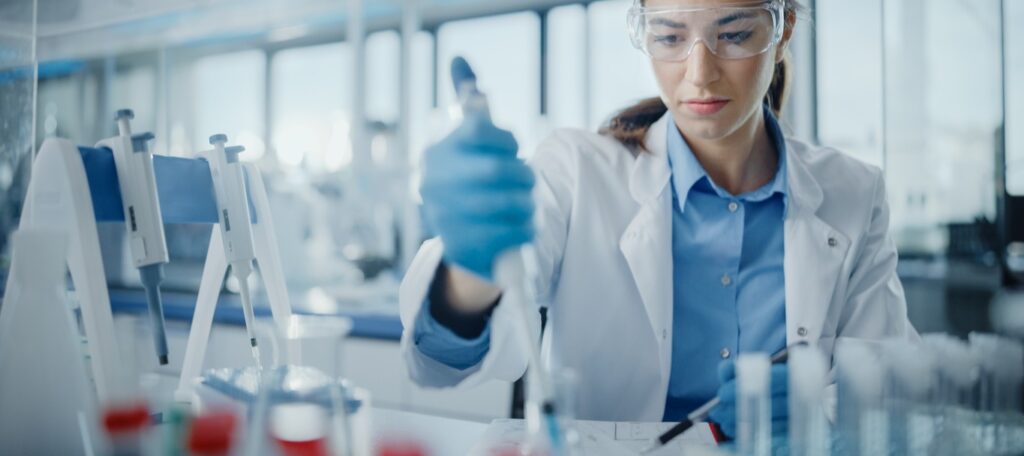 Die Preise von Arzneimittelinnovationen werden in der Öffentlichkeit häufig mit dem Hinweis auf die Produktionskosten als überzogen kritisiert. Warum dem ein Missverständnis zugrunde liegt – ein Kommentar von Florian Martius. Foto: ©iStock.com/gorodenkoff