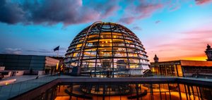 Tessa Wolf von AstraZeneca Deutschland erzählt im Interview, was die forschende Pharmaindustrie braucht, um Deutschlands Gesundheit, Wirtschaft und Unabhängigkeit zu stärken. Foto: iStock.com / Zheka-Boss