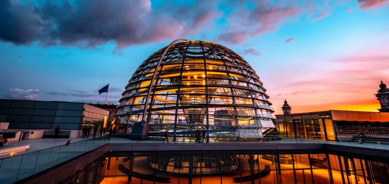Tessa Wolf von AstraZeneca Deutschland erzählt im Interview, was die forschende Pharmaindustrie braucht, um Deutschlands Gesundheit, Wirtschaft und Unabhängigkeit zu stärken. Foto: iStock.com / Zheka-Boss