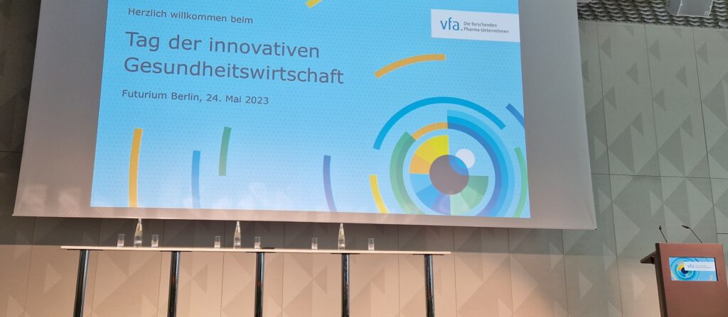 Vertreter:innen aus Politik, Wissenschaft und Industrie diskutierten auf dem „Tag der innovativen Gesundheitswirtschaft“ des vfa über die Sicherung des Wirtschaftsstandorts Deutschland. Foto: Pharma Fakten