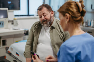 Erkrankungen verursachen nicht erst dann Kosten, wenn Patient:innen zu ihren Ärzt:innen gehen. Foto: iStock.com / Halfpoint