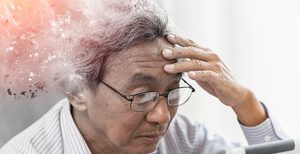 Fast jeder zweite Demenzfall kann auf vermeidbare Risikofaktoren zurückgeführt werden: Das Potenzial für Prävention ist enorm. Das Unternehmen Lilly startet deshalb die Kampagne „Bevor Du es vergisst“. Foto: iStock.com / coffeekai